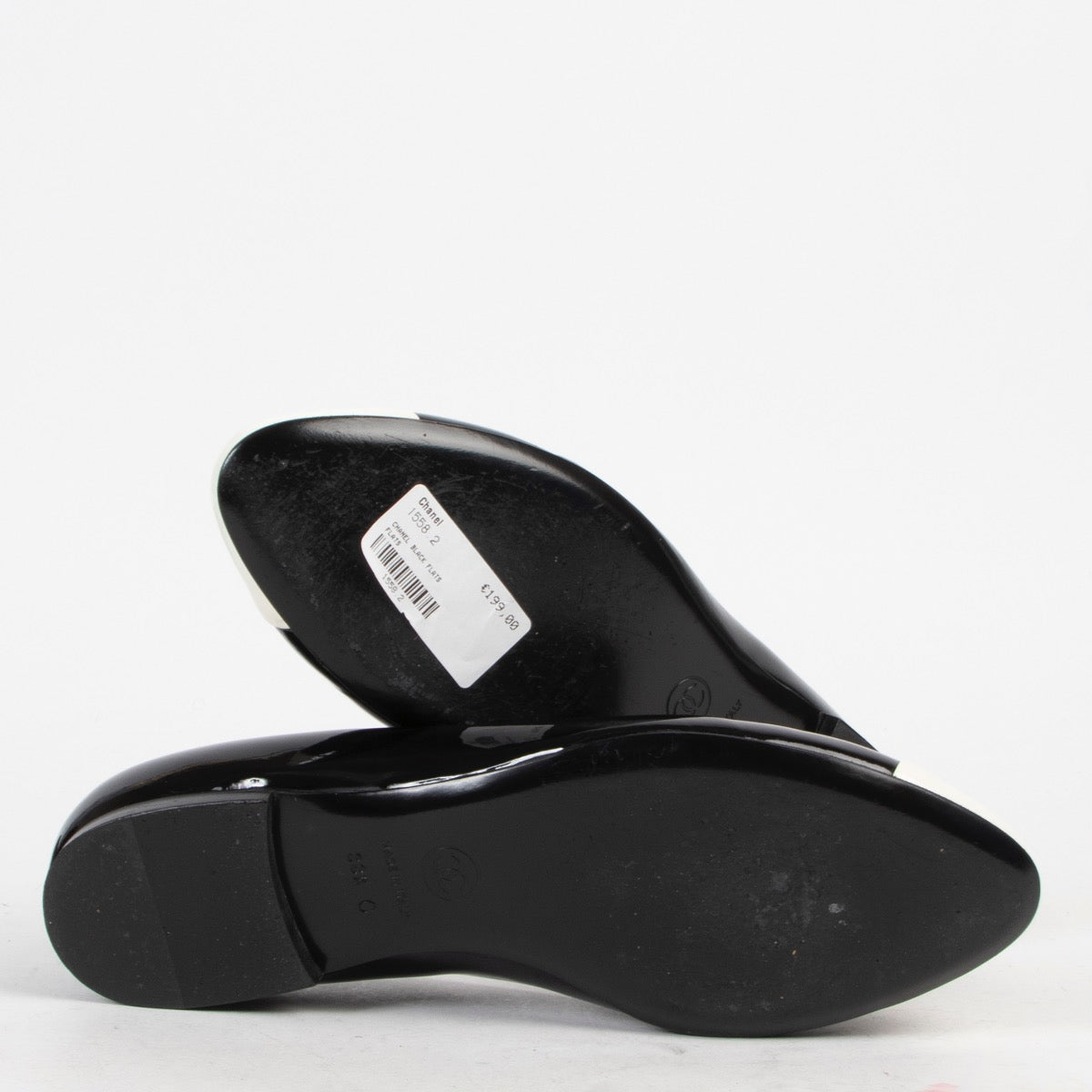 Shop safe online at Labellov in Antwerp these 100% authentic Chanel Black And White Patent Ballet Flats - size 38