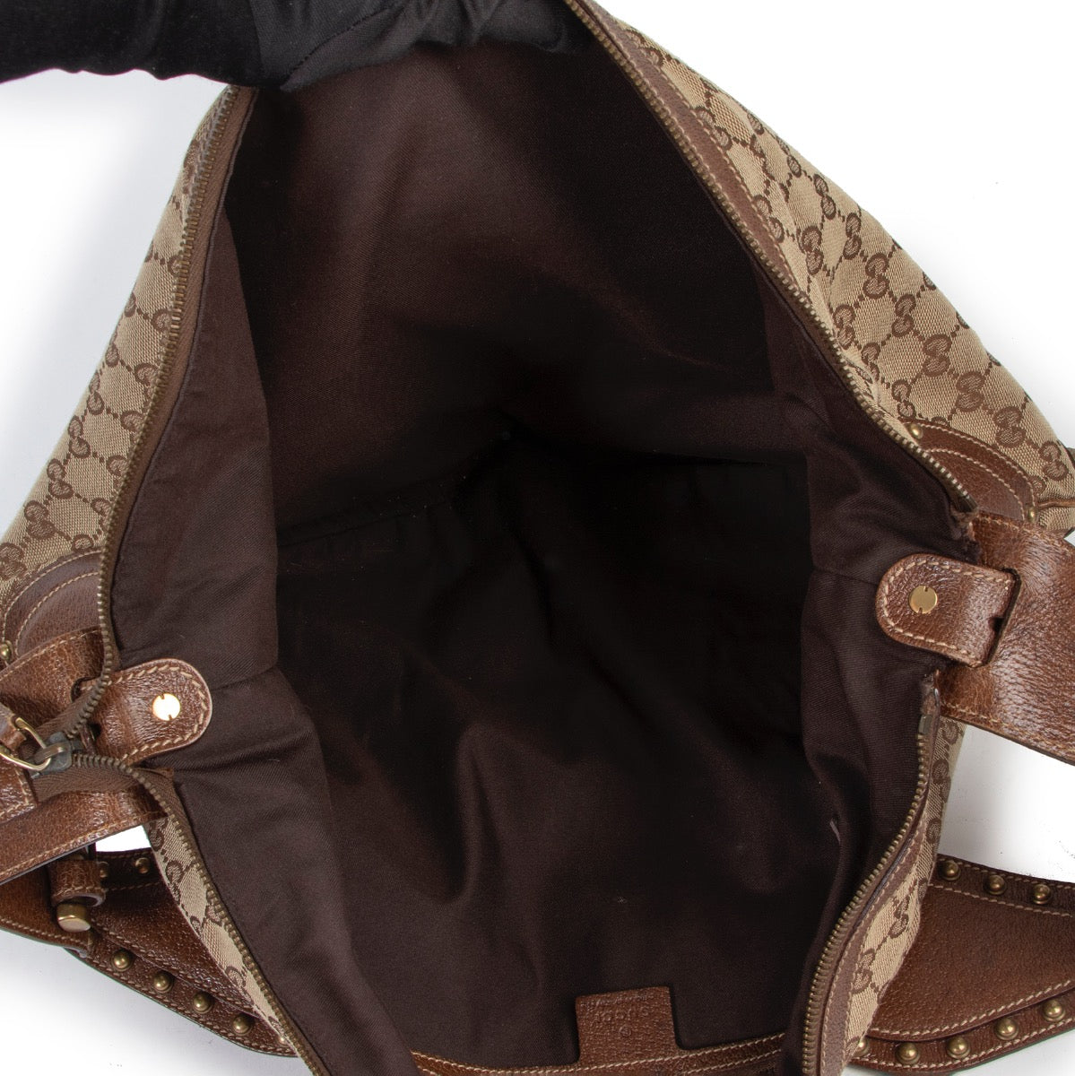 Gucci Monogram Shoulder Bag now ready to be bought at Labellov Luxury Antwerp. Shop 24/7 on our online webstore or come by and say hi in our showroom. Shop, buy and sell your designer items for a second life and in very good condition. Guaranteed 100% aut
