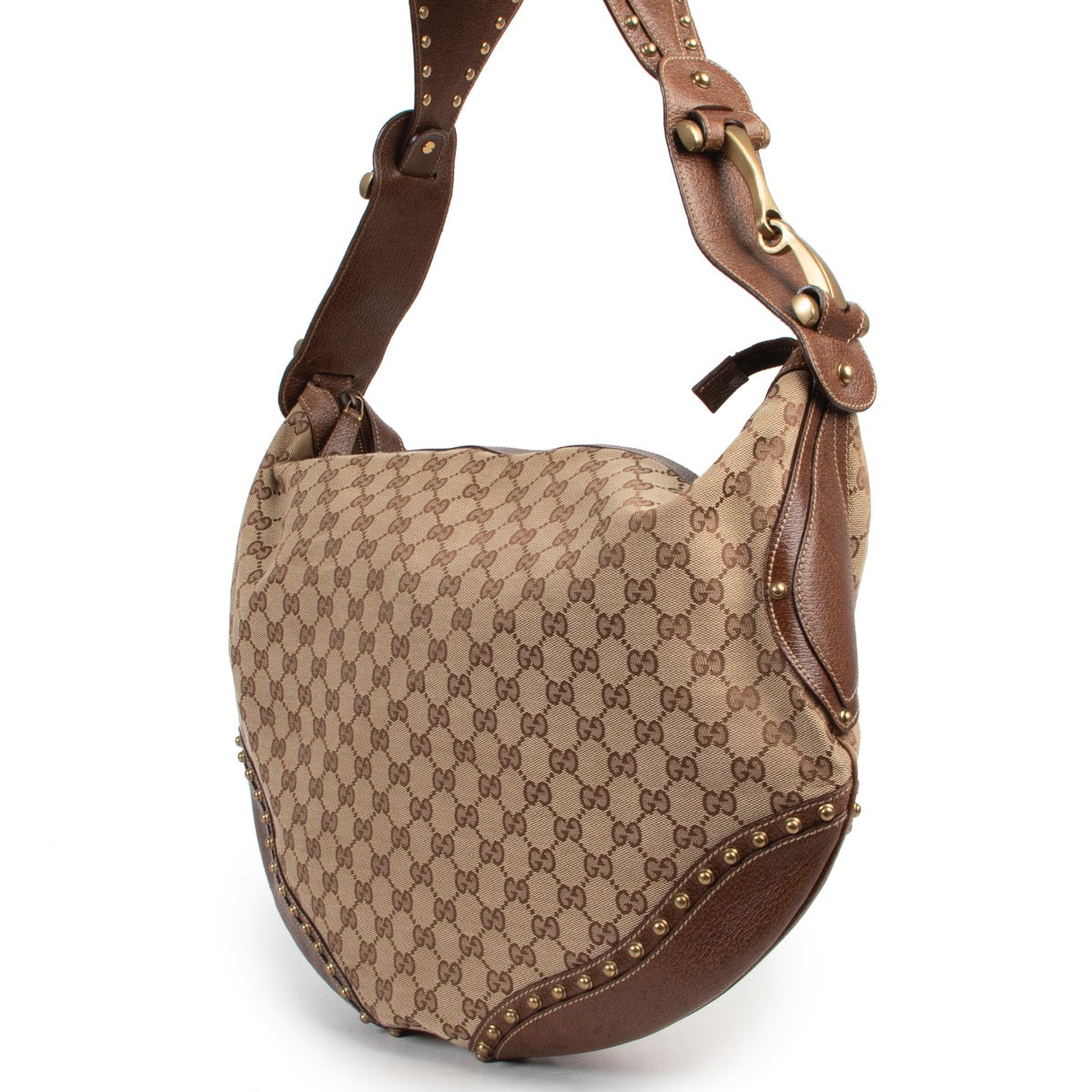 Gucci Monogram Shoulder Bag now ready to be bought at Labellov Luxury Antwerp. Shop 24/7 on our online webstore or come by and say hi in our showroom. Shop, buy and sell your designer items for a second life and in very good condition. Guaranteed 100% aut