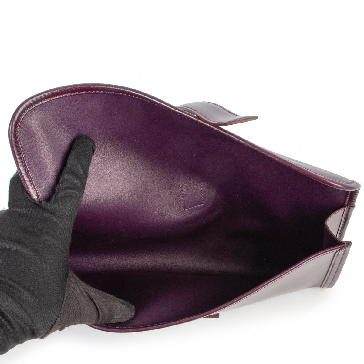 Hermès Jige Elan Purple Clutch now available to get a second life at Labellov Luxury. Buy and sell your designer items for a reasonable price and with excellent service. 100% authenticity is guaranteed when buying or selling your designer items