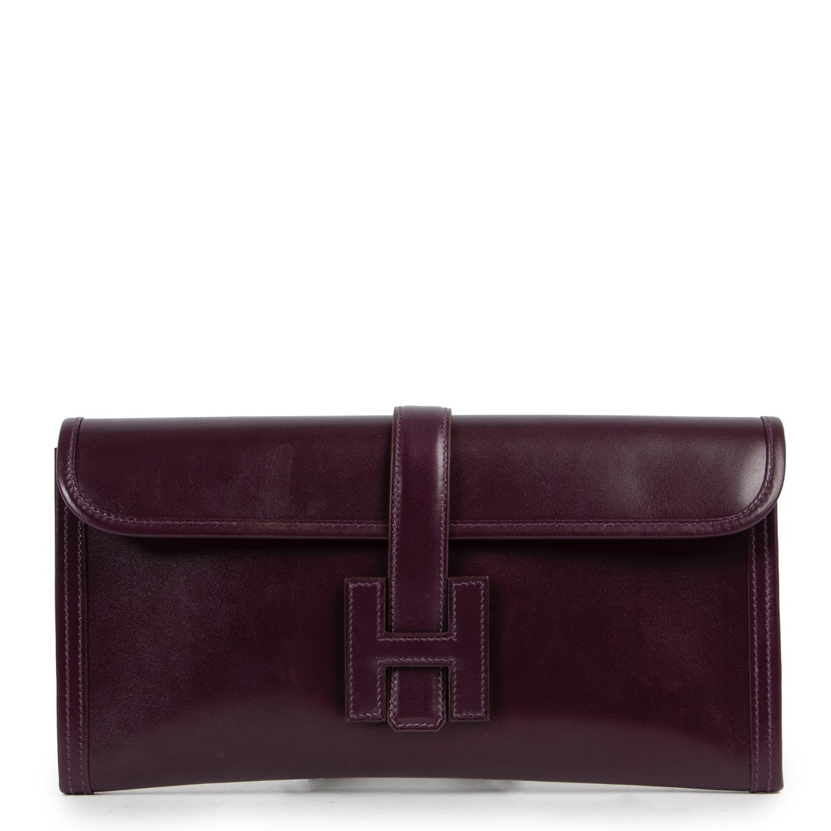 Hermès Jige Elan Purple Clutch now available to get a second life at Labellov Luxury. Buy and sell your designer items for a reasonable price and with excellent service. 100% authenticity is guaranteed when buying or selling your designer items