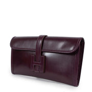 Hermès Jige Elan Purple Clutch now available to get a second life at Labellov Luxury. Buy and sell your designer items for a reasonable price and with excellent service. 100% authenticity is guaranteed when buying or selling your designer items