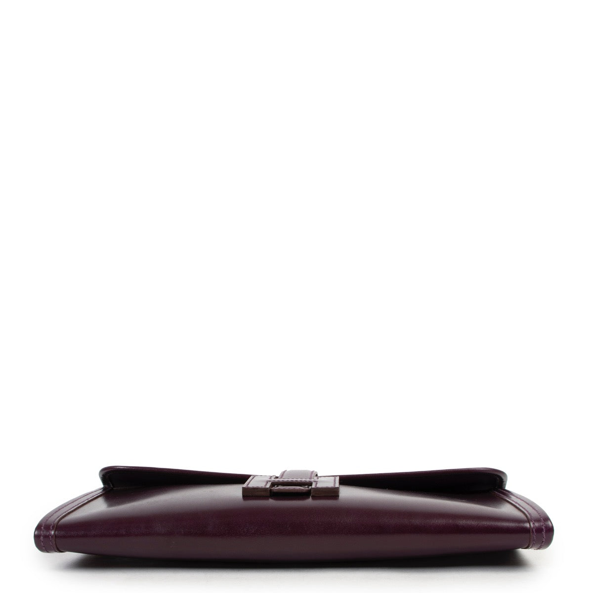 Hermès Jige Elan Purple Clutch now available to get a second life at Labellov Luxury. Buy and sell your designer items for a reasonable price and with excellent service. 100% authenticity is guaranteed when buying or selling your designer items