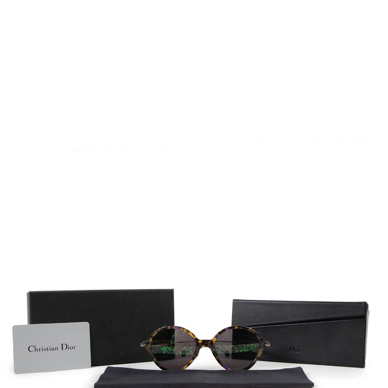 Shop safe online at Labellov in Antwerp these 100% authentic second hand Christian Dior Green Umbrage Sunglasses