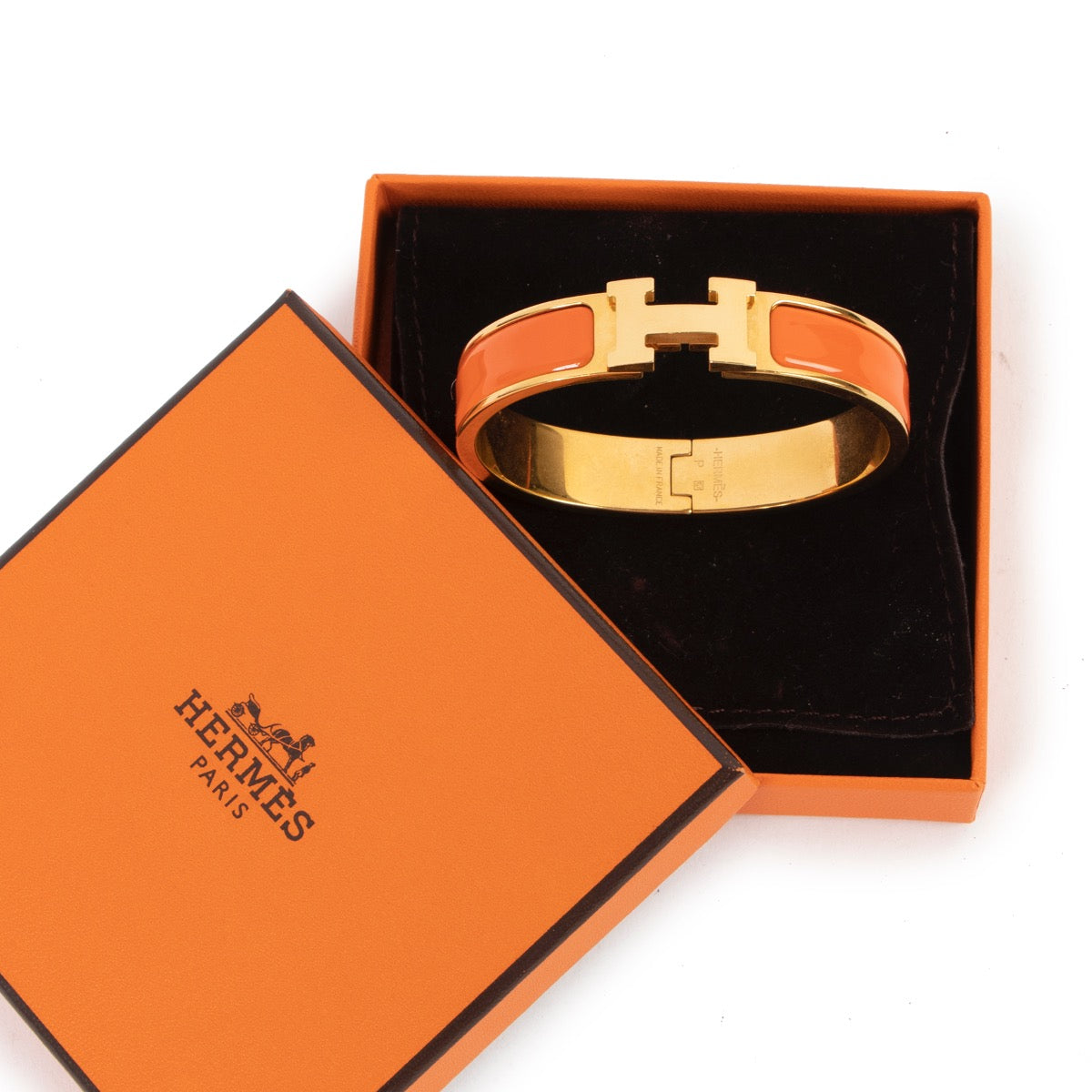 Shop safe online at Labellov in Antwerp this 100% authentic second hand Hermès Orange Clic H Bracelet - Size GM