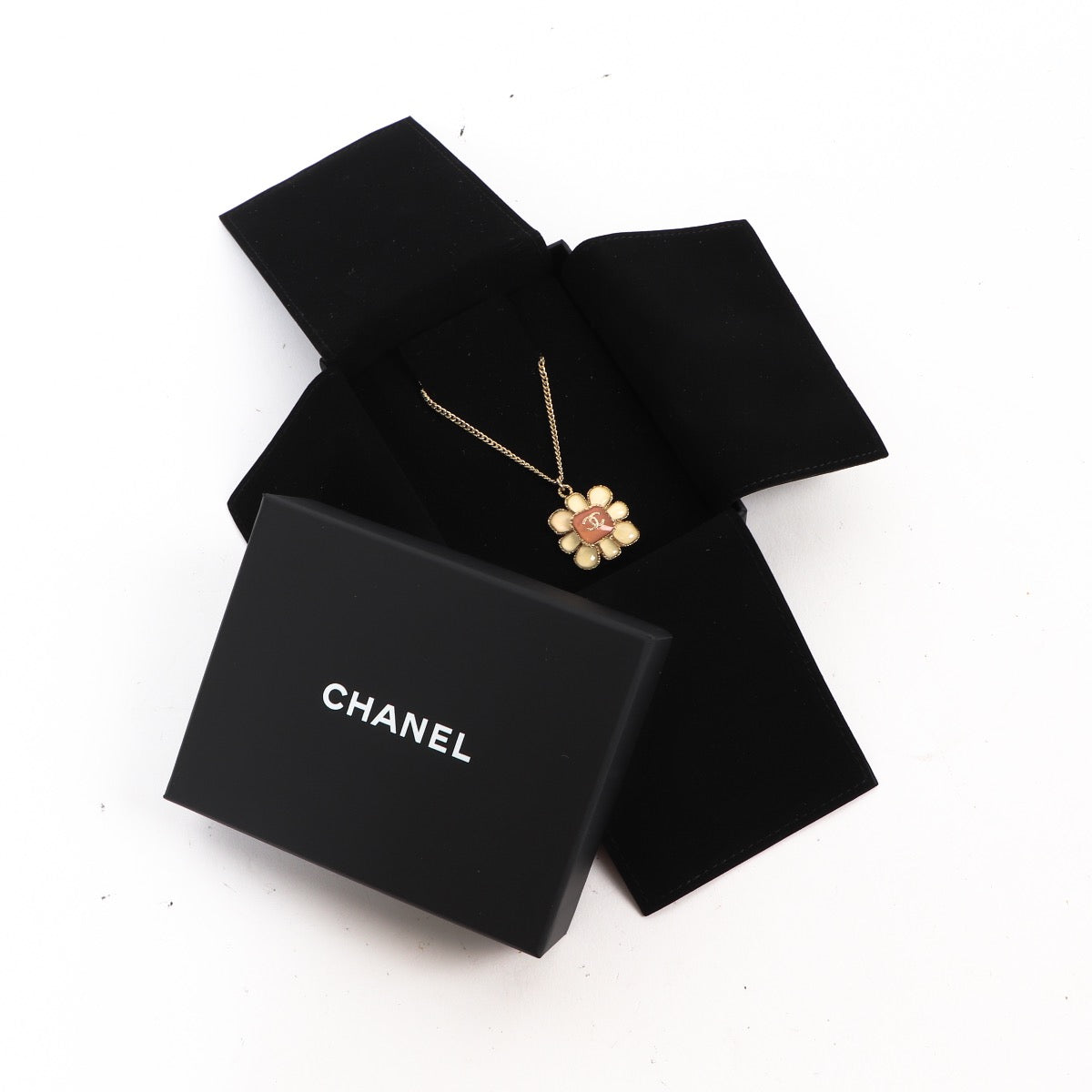 Buy an authentic second hand Chanel Pink Flower Necklace in very good condition at Labellov.