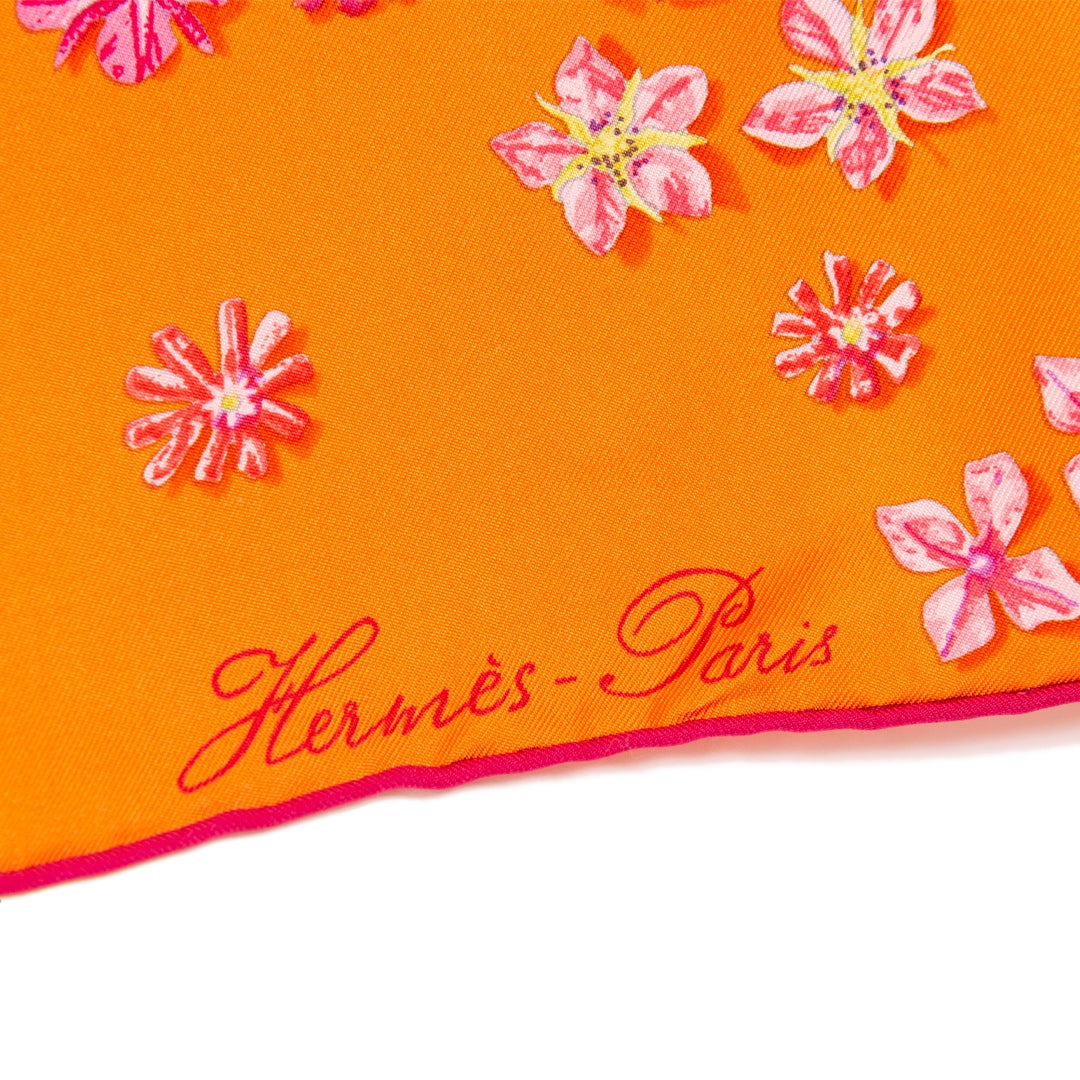 Authentieke Tweedehands Hermès Carré Silk Orange 'Flower Power' juiste prijs veilig online shoppen luxe merken webshop winkelen Antwerpen België mode fashion