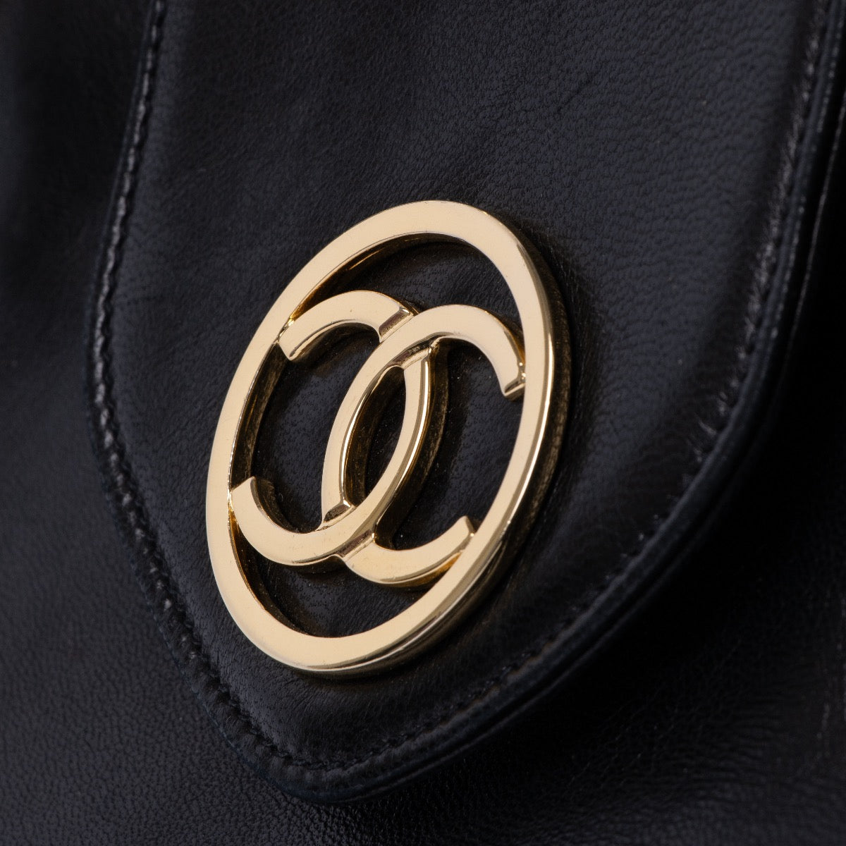 Chanel Zwarte Gewatteerde Schoudertas met Kettingriem