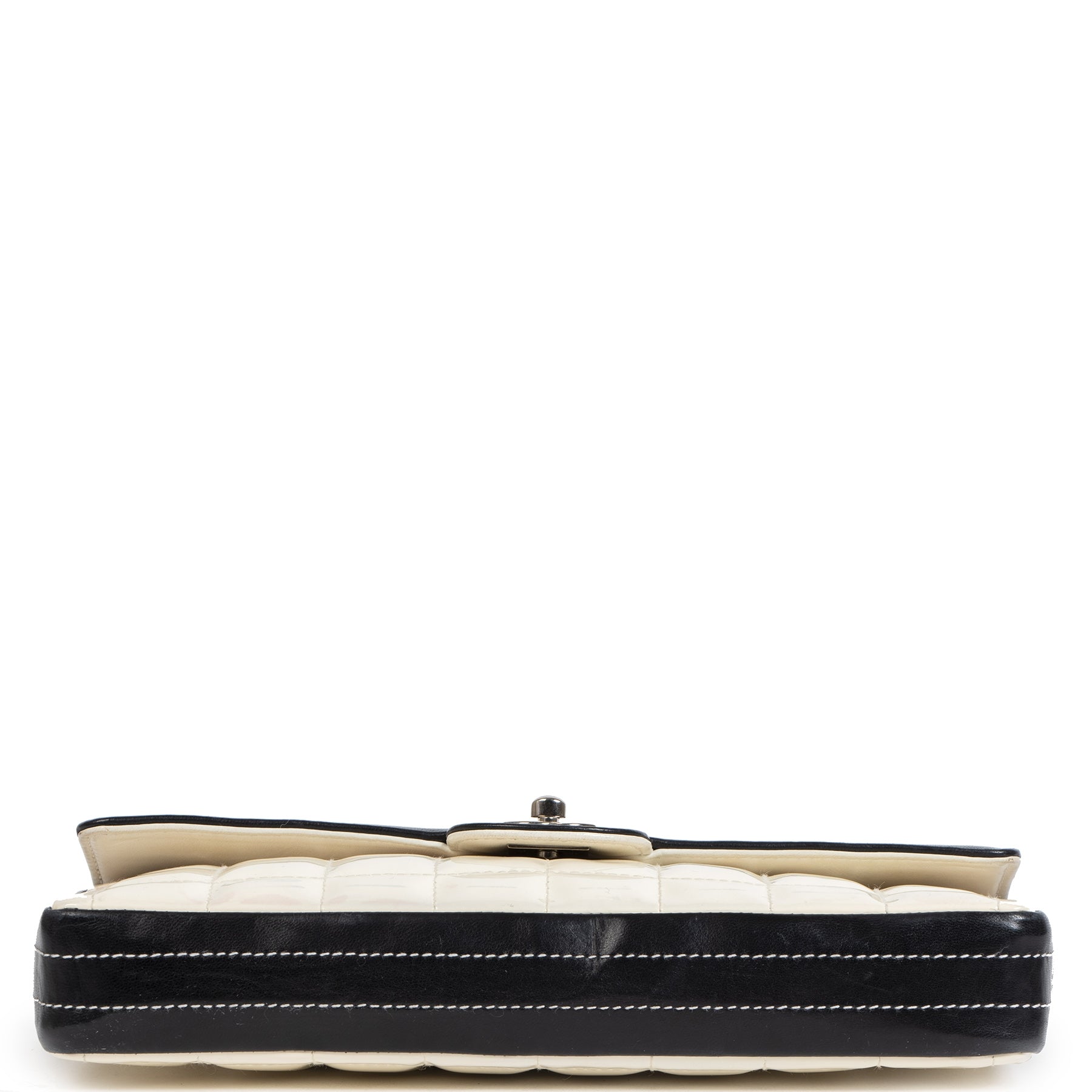 Chanel East West Chocolate Bar White Patent Leather Bag kopen en verkopen aan de beste prijs bij Labellov