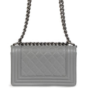 Bent u op zoek naar een authentiek exemplaar van de Chanel Grey Quilted Leather Small Boy Flap Bag?