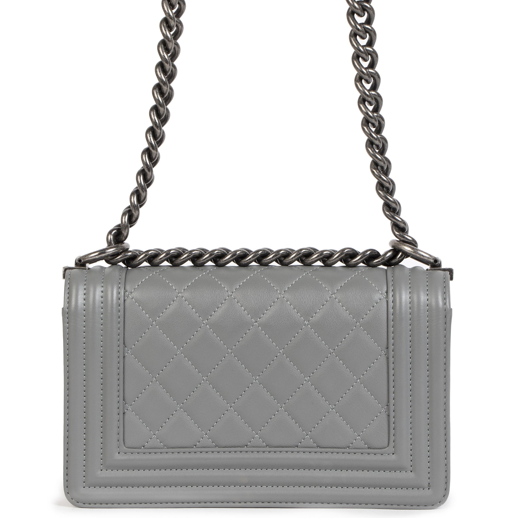 Bent u op zoek naar een authentiek exemplaar van de Chanel Grey Quilted Leather Small Boy Flap Bag?