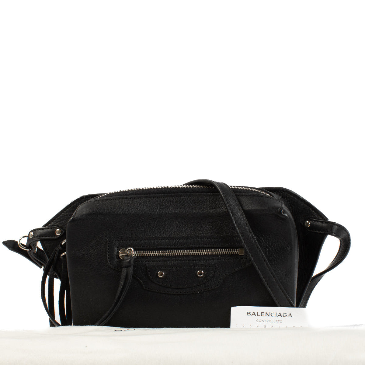 Balenciaga Black Papier Belt Bag aan de beste prijs bij Labellov tweedehands luxe in Antwerpen en Knokke. Koop en verkoop aan de beste prijs online.
