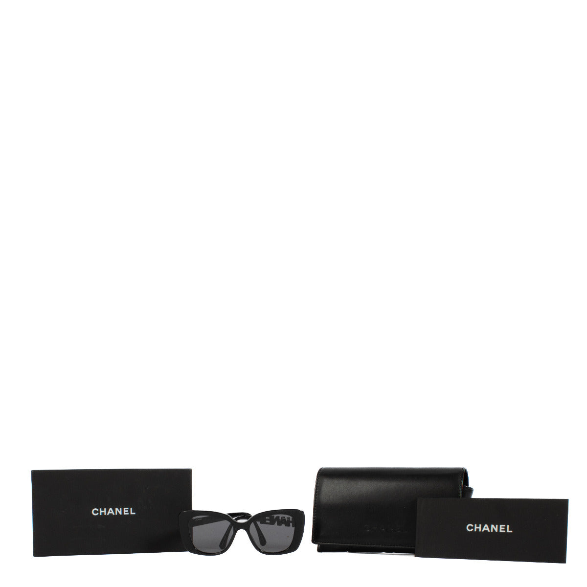 Chanel Zwarte Zonnebril met Strass-logo