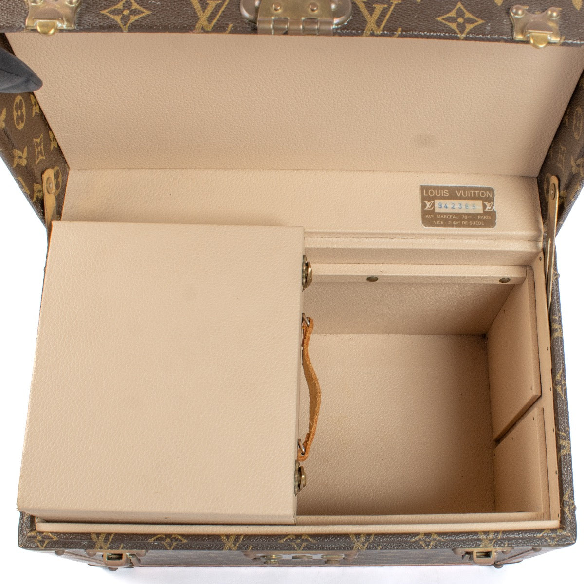 Shop safe online at Labellov in Antwerp, Brussels and Knokke this 100% authentic second hand Louis Vuitton Monogram Boite Pharmacie Trunk