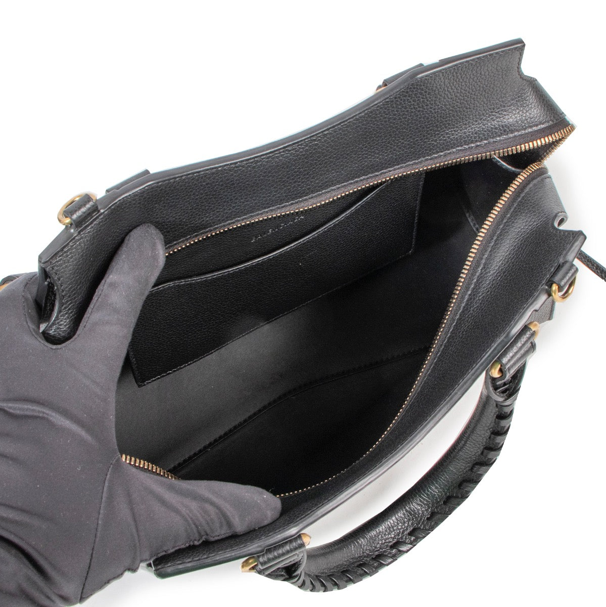 Shop safe online at Labellov in Antwerp this 100% authentic second hand Balenciaga Black Leather Neo Classic Small Leather Bag