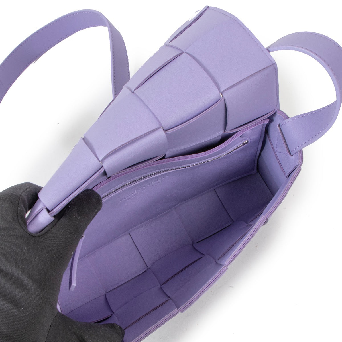 Shop safe online at Labellov in Antwerp this 100% authentic second hand Bottega Veneta Wisteria Leather Casette Crossbody Bag