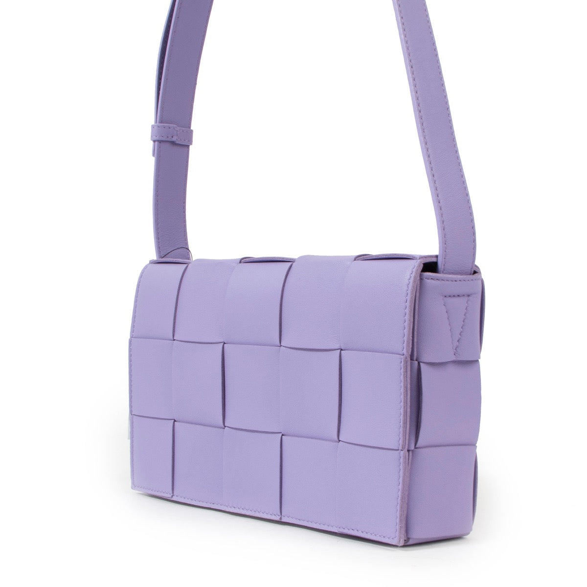 Shop safe online at Labellov in Antwerp this 100% authentic second hand Bottega Veneta Wisteria Leather Casette Crossbody Bag