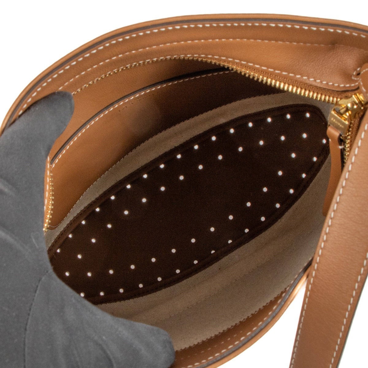 Shop safe online at Labellov in Antwerp, Brussels and Knokke this 100% authentic second hand Delvaux Natural / Camel Calf Trim Canvas Pin Daily Bag