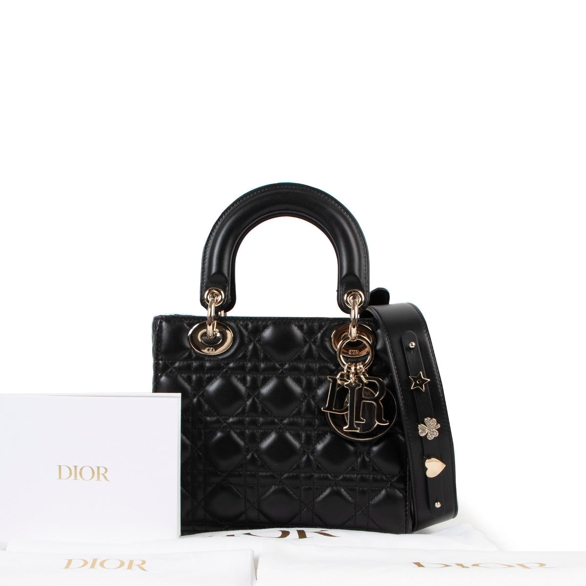 Bent u op zoek naar een authentieke versie van de Christian Dior Small Lady Dior My ABCDior Bag? Koop deze veilig en met vertrouwen bij Labellov.