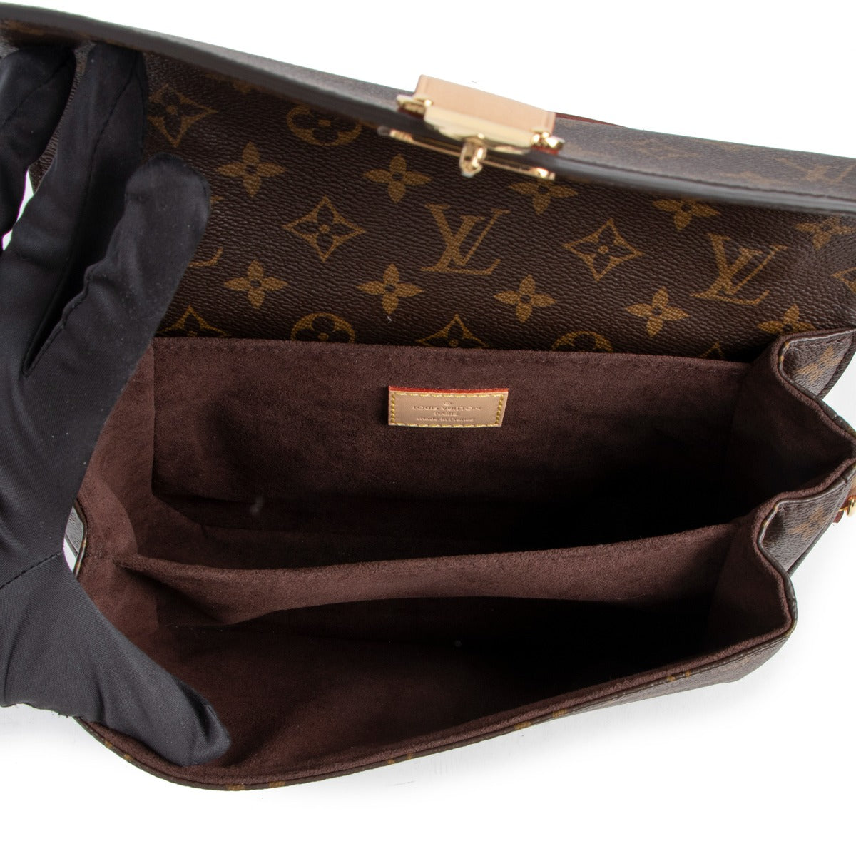 Buy authentic second hand louis vuitton Monogram Canvas Pochette Métis Shoulder Bag in brand new condition at Labellov in Antwerp.