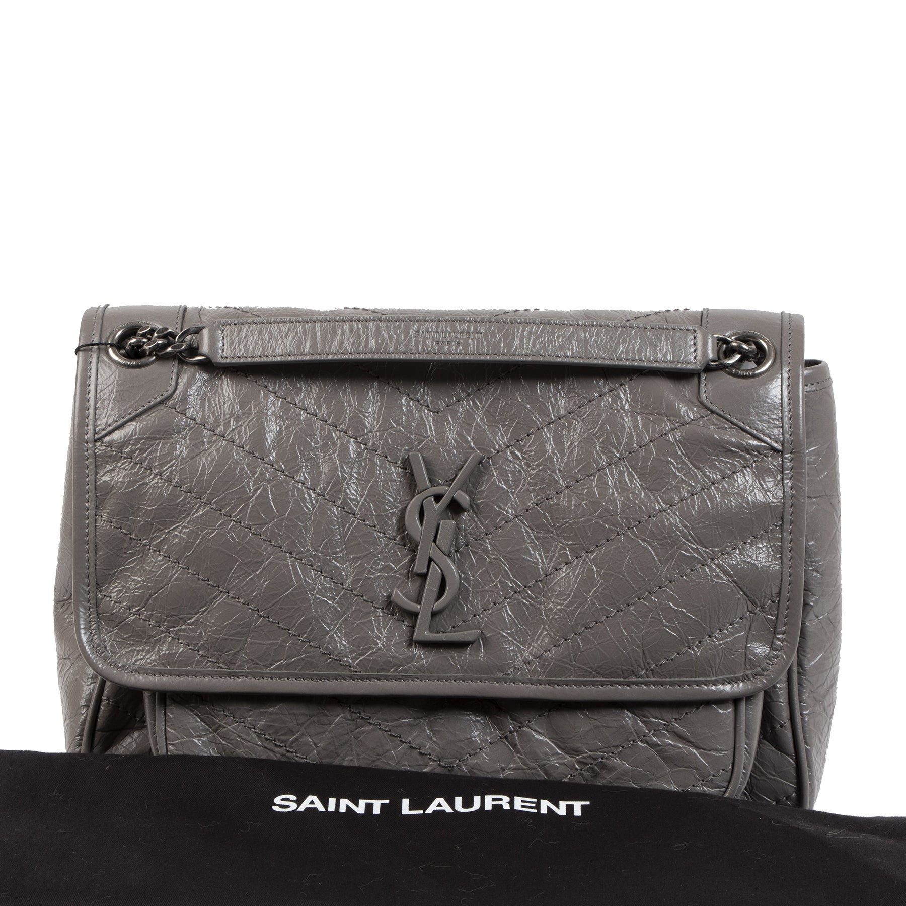 Saint Laurent Niki Medium Crinkled Leather Fog Bag tweedehands designer handtassen online verkrijgbaar