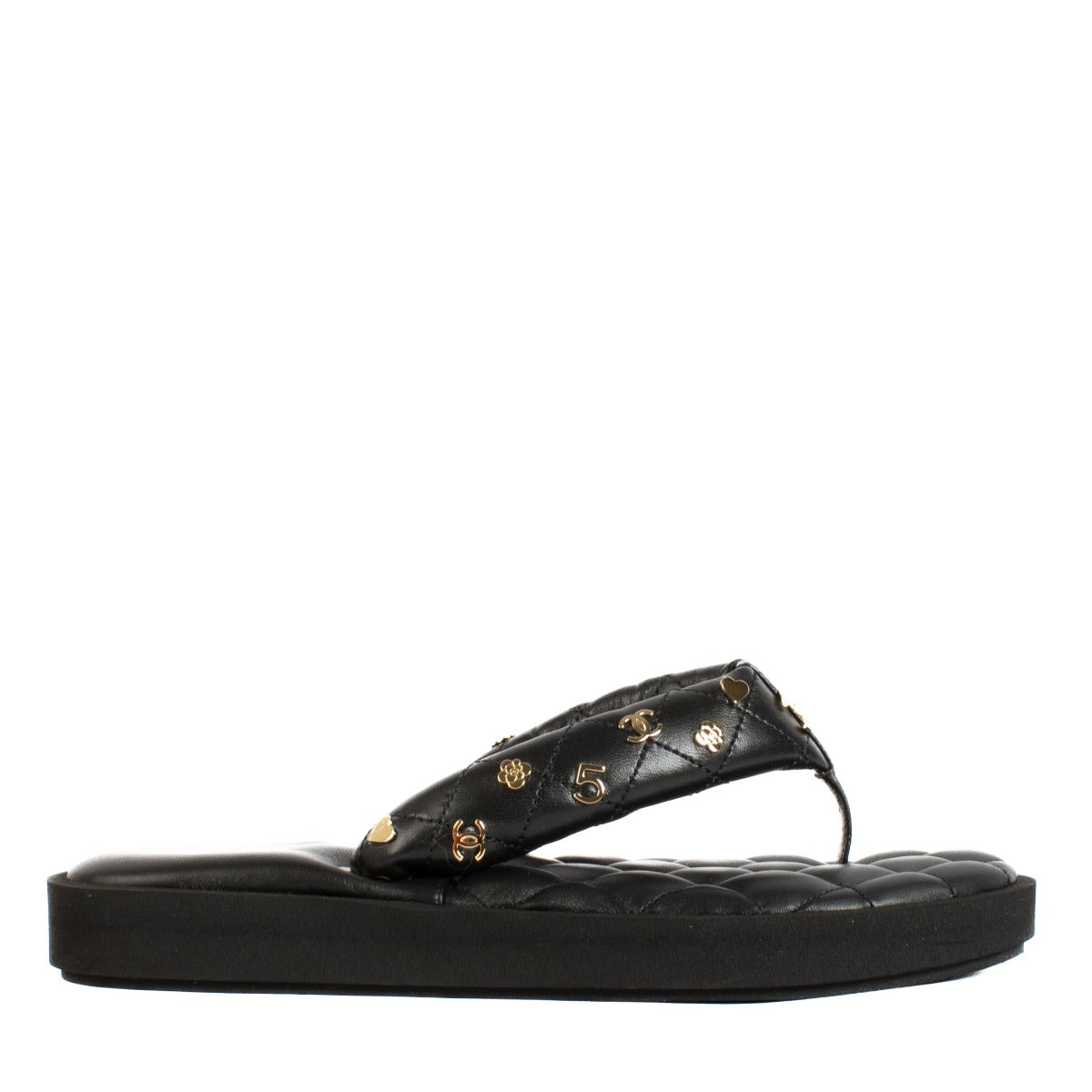 Shop safe online at Labellov in Antwerp, Brussels and Knokke this 100% authentic second hand Chanel Black Quilted 23P Charms Thong Sandals - Size 38