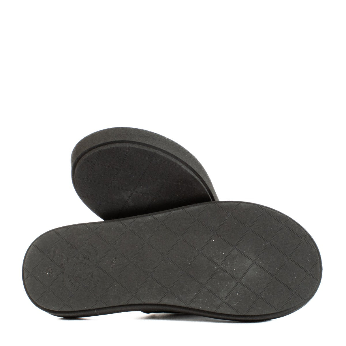 Shop safe online at Labellov in Antwerp, Brussels and Knokke this 100% authentic second hand Chanel Black Quilted 23P Charms Thong Sandals - Size 38