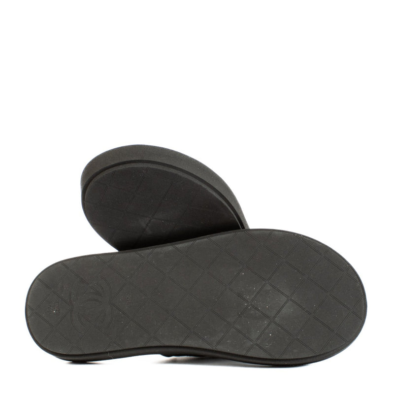 Shop safe online at Labellov in Antwerp, Brussels and Knokke this 100% authentic second hand Chanel Black Quilted 23P Charms Thong Sandals - Size 38