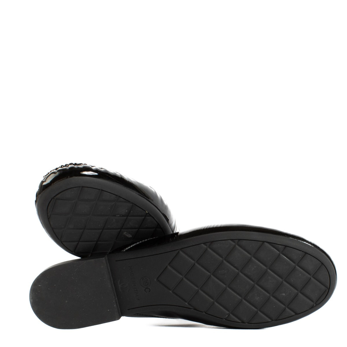 Shop safe online at Labellov in Antwerp, Brussels and Knokke this 100% authentic second hand Chanel Black Patent 2018 Interlocking CC Logo Loafers - Size 39