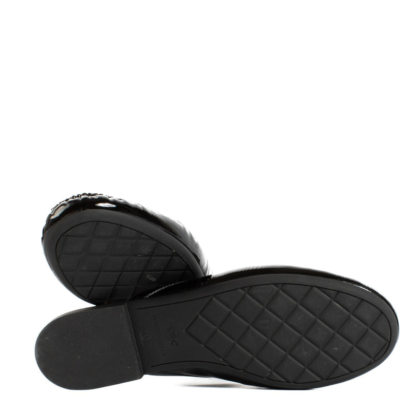 Shop safe online at Labellov in Antwerp, Brussels and Knokke this 100% authentic second hand Chanel Black Patent 2018 Interlocking CC Logo Loafers - Size 39