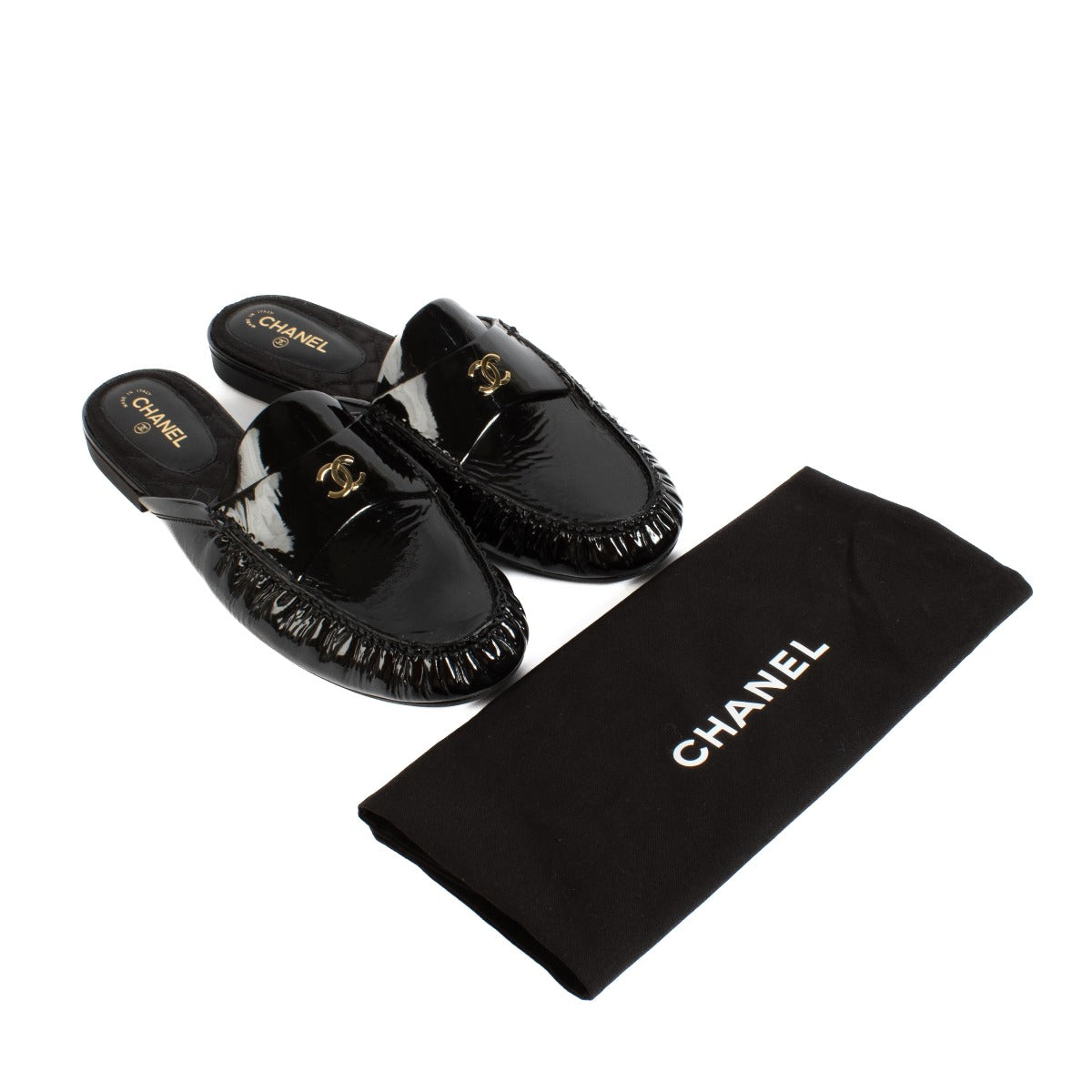 Shop safe online at Labellov in Antwerp, Brussels and Knokke this 100% authentic second hand Chanel Black Patent 2018 Interlocking CC Logo Loafers - Size 39
