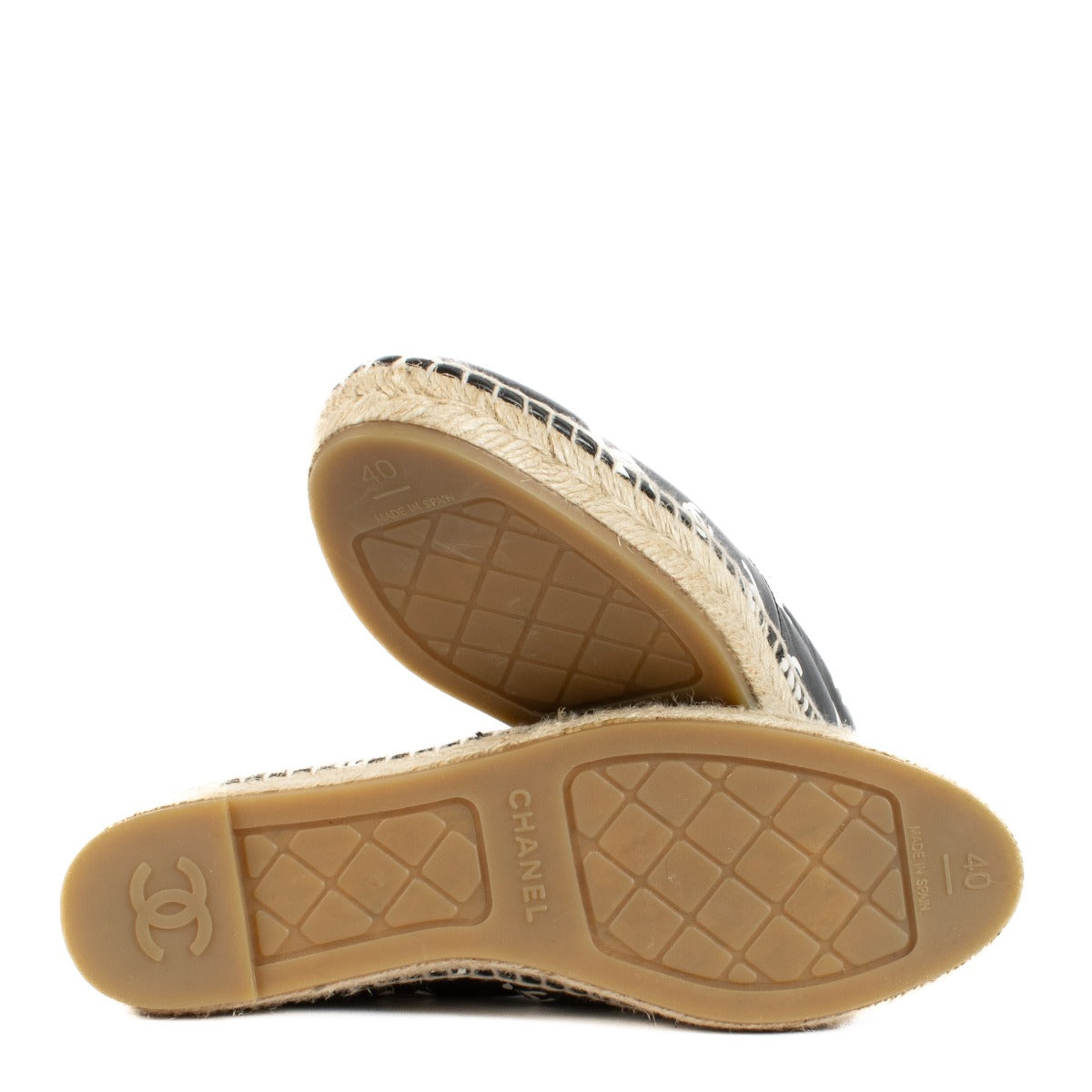 Shop safe online at Labellov in Antwerp, Brussels and Knokke this 100% authentic second hand Chanel Black & White 22S CC Logo Espadrilles - Size 40