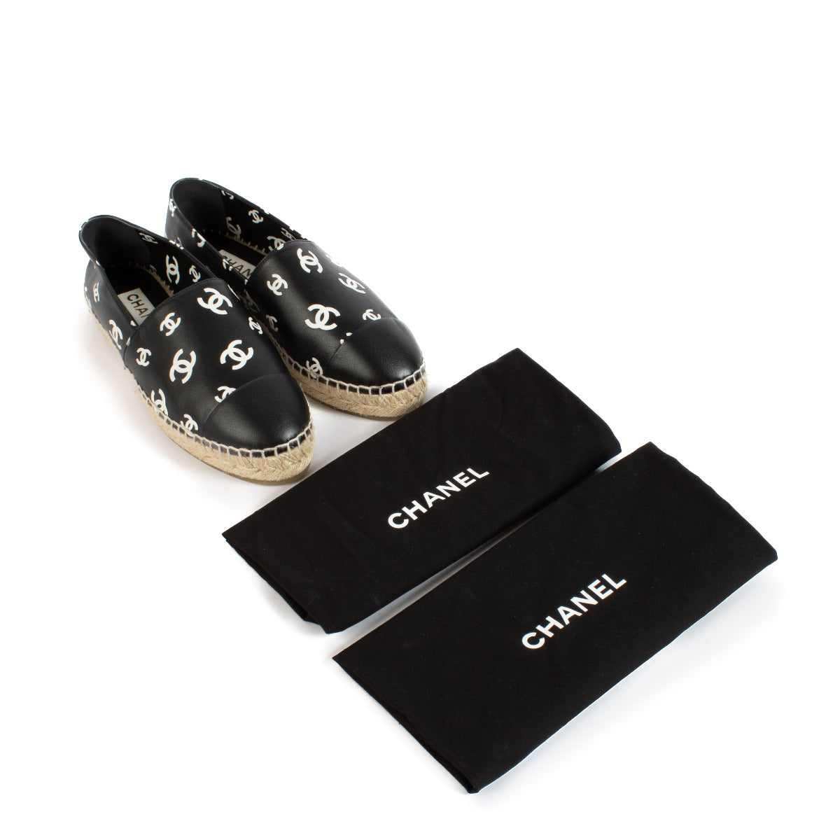 Shop safe online at Labellov in Antwerp, Brussels and Knokke this 100% authentic second hand Chanel Black & White 22S CC Logo Espadrilles - Size 40