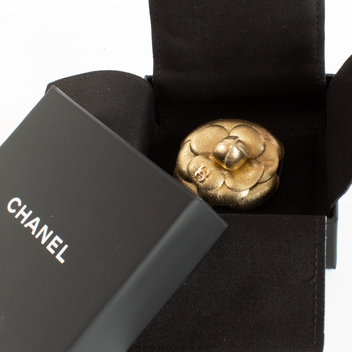 Authentic Second Hand Chanel 18C Gold Camellia Brooch on Labellov.com