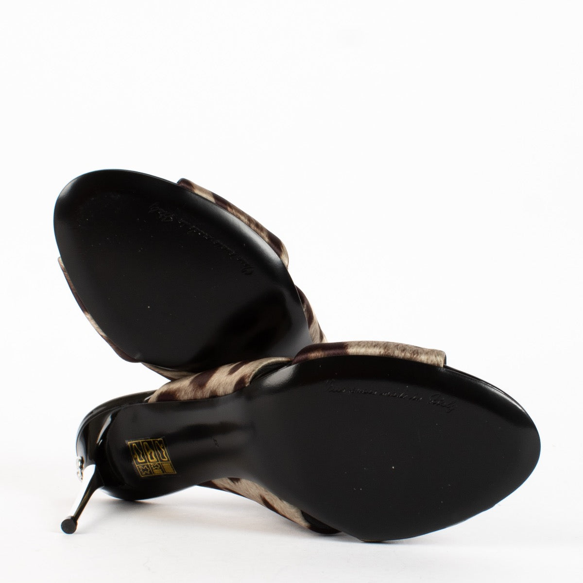 Shop safe online at Labellov in Antwerp, Brussels and Knokke these 100% authentic second hand Dolce & Gabbana Leopard Satin Stiletto Mules - size 37. Veilig online kopen van authentieke tweedehands Dolce & Gabbana Leopard schoenen.