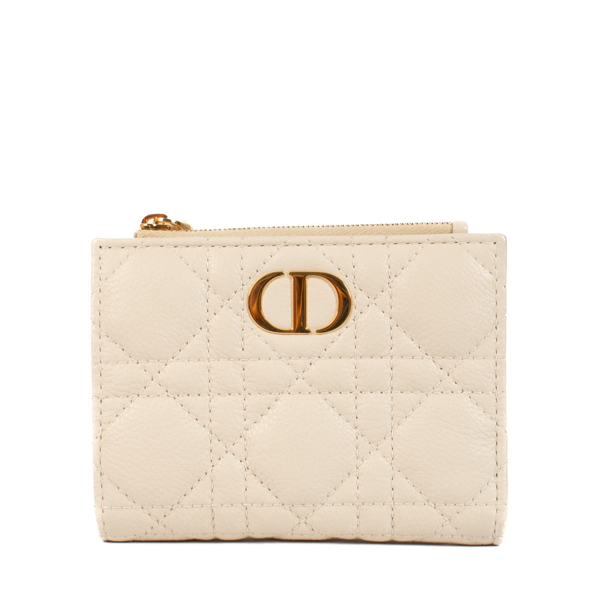 Shop safe online at Labellov in Antwerp, Brussels and Knokke this 100% authentic second hand Christian Dior Ivory White Caro Dahlia Wallet. Veilig online tweedehands authentieke Christian Dior Ivoor witte Caro Dahlia portefeuille kopen bij Labellov.