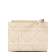 Shop safe online at Labellov in Antwerp, Brussels and Knokke this 100% authentic second hand Christian Dior Ivory White Caro Dahlia Wallet. Veilig online tweedehands authentieke Christian Dior Ivoor witte Caro Dahlia portefeuille kopen bij Labellov.