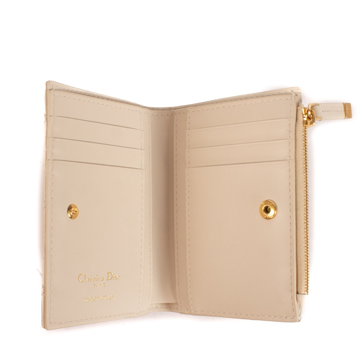 Shop safe online at Labellov in Antwerp, Brussels and Knokke this 100% authentic second hand Christian Dior Ivory White Caro Dahlia Wallet. Veilig online tweedehands authentieke Christian Dior Ivoor witte Caro Dahlia portefeuille kopen bij Labellov.