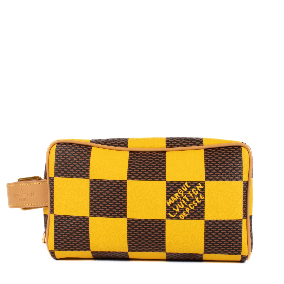 Shop safe online at Labellov in Antwerp, Brussels and Knokke this 100% authentic second hand Louis Vuitton Damier Pop Yellow Locker Dopp Kit. Shop veilig online tweedehands authentieke Louis Vuitton Damier Pop Yellow Locker Dopp Kit bij Labellov.