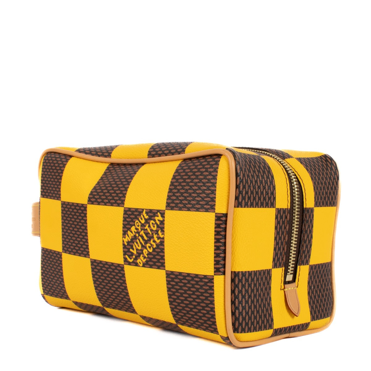 Shop safe online at Labellov in Antwerp, Brussels and Knokke this 100% authentic second hand Louis Vuitton Damier Pop Yellow Locker Dopp Kit. Shop veilig online tweedehands authentieke Louis Vuitton Damier Pop Yellow Locker Dopp Kit bij Labellov.