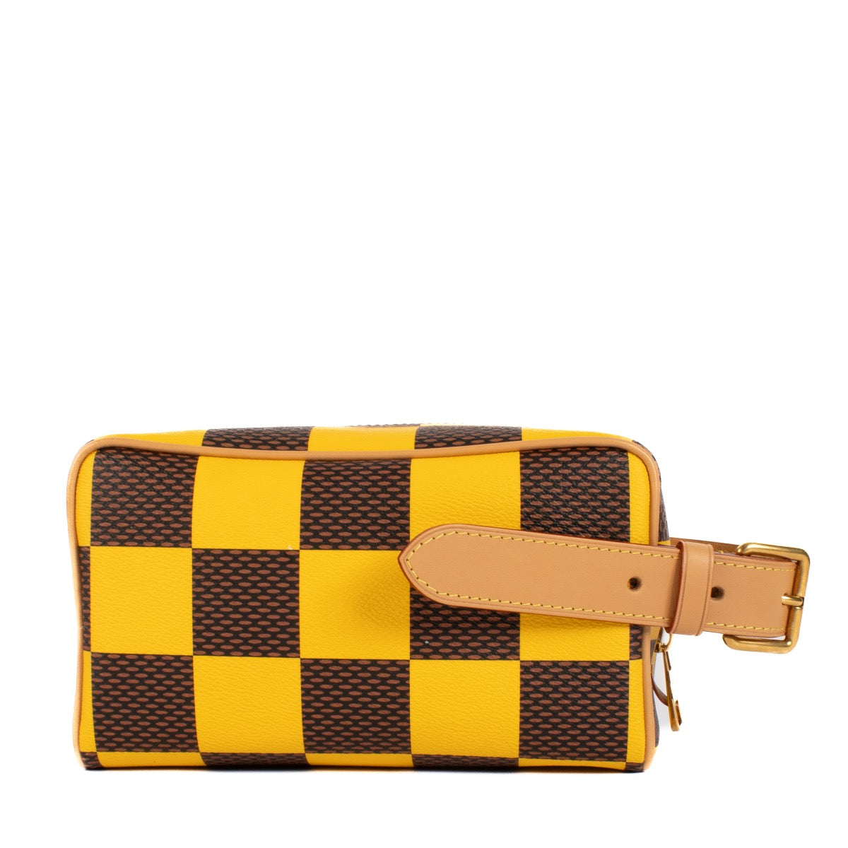 Shop safe online at Labellov in Antwerp, Brussels and Knokke this 100% authentic second hand Louis Vuitton Damier Pop Yellow Locker Dopp Kit. Shop veilig online tweedehands authentieke Louis Vuitton Damier Pop Yellow Locker Dopp Kit bij Labellov.