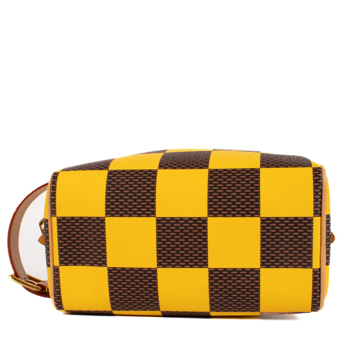 Shop safe online at Labellov in Antwerp, Brussels and Knokke this 100% authentic second hand Louis Vuitton Damier Pop Yellow Locker Dopp Kit. Shop veilig online tweedehands authentieke Louis Vuitton Damier Pop Yellow Locker Dopp Kit bij Labellov.