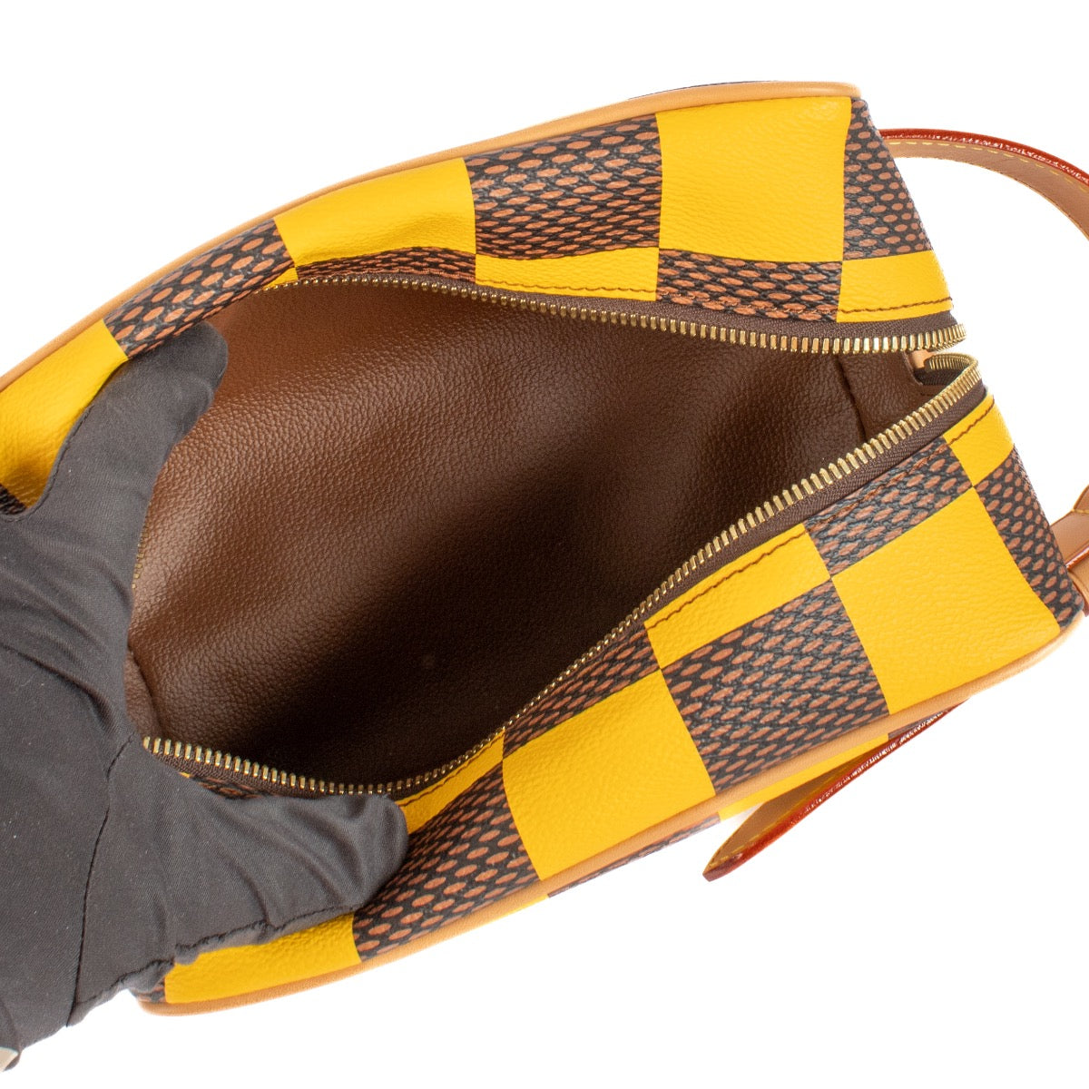 Shop safe online at Labellov in Antwerp, Brussels and Knokke this 100% authentic second hand Louis Vuitton Damier Pop Yellow Locker Dopp Kit. Shop veilig online tweedehands authentieke Louis Vuitton Damier Pop Yellow Locker Dopp Kit bij Labellov.