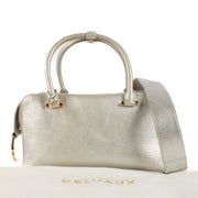 Shop safe online at Labellov in Antwerp, Brussels and Knokke this 100% authentic second hand Delvaux Silver Crispy Calf Coolbox MM Top Handle. Koop veilig online authentieke tweedehands Delvaux Silver Crispy Calf Coolbox MM Top Handle.