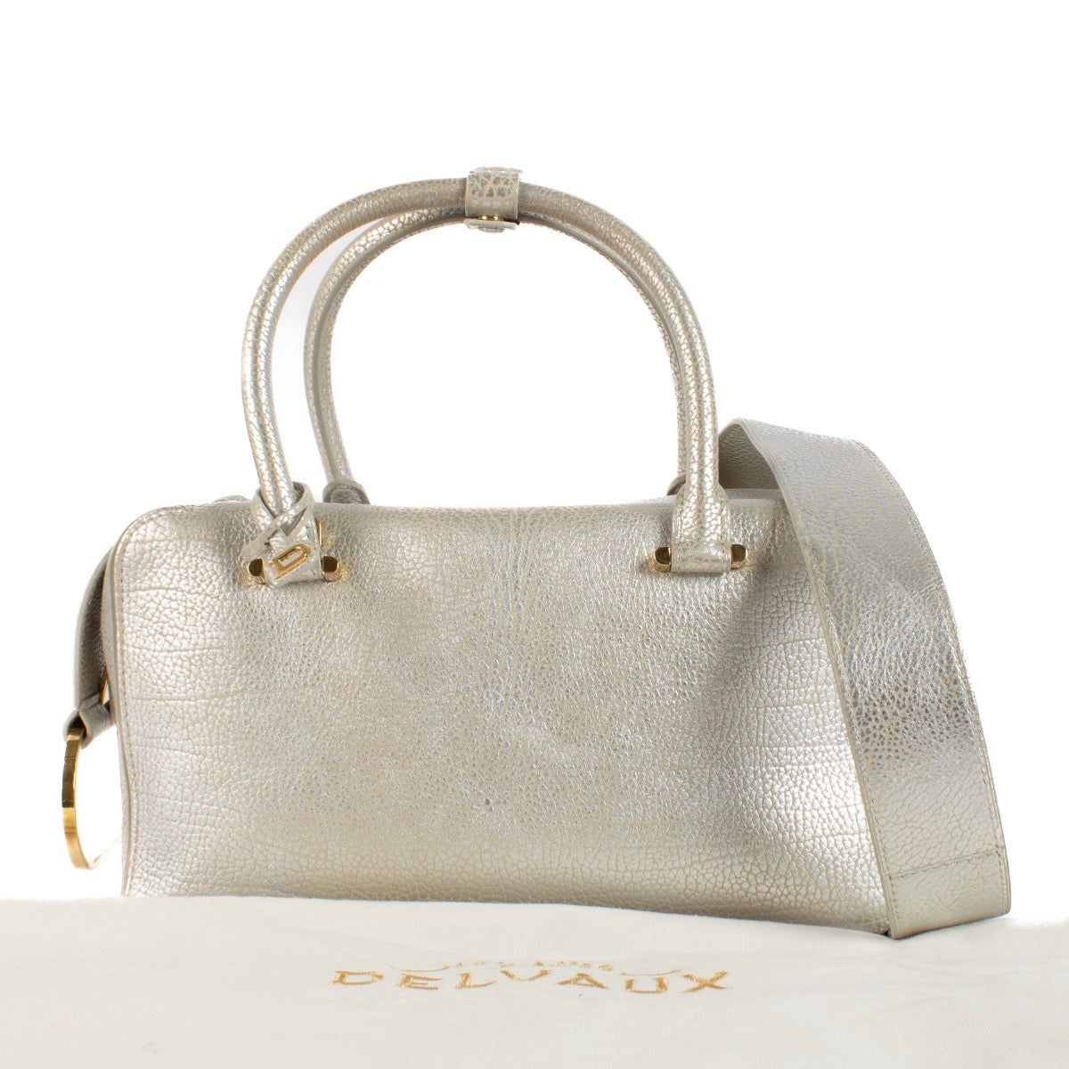 Shop safe online at Labellov in Antwerp, Brussels and Knokke this 100% authentic second hand Delvaux Silver Crispy Calf Coolbox MM Top Handle. Koop veilig online authentieke tweedehands Delvaux Silver Crispy Calf Coolbox MM Top Handle.