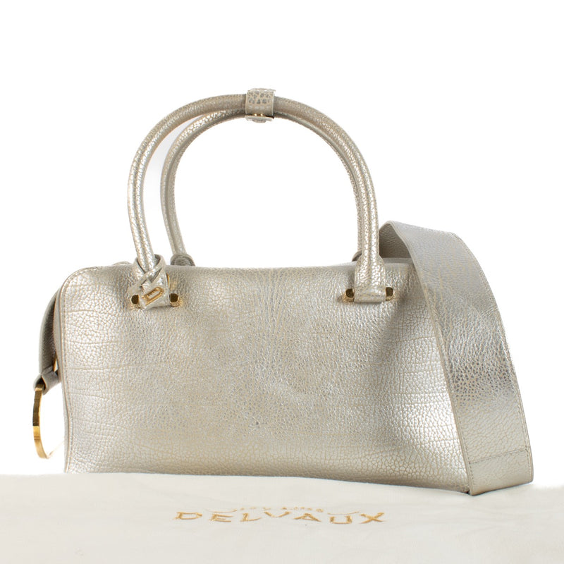Shop safe online at Labellov in Antwerp, Brussels and Knokke this 100% authentic second hand Delvaux Silver Crispy Calf Coolbox MM Top Handle. Koop veilig online authentieke tweedehands Delvaux Silver Crispy Calf Coolbox MM Top Handle.