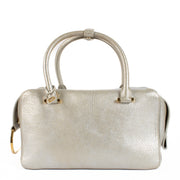 Shop safe online at Labellov in Antwerp, Brussels and Knokke this 100% authentic second hand Delvaux Silver Crispy Calf Coolbox MM Top Handle. Koop veilig online authentieke tweedehands Delvaux Silver Crispy Calf Coolbox MM Top Handle.