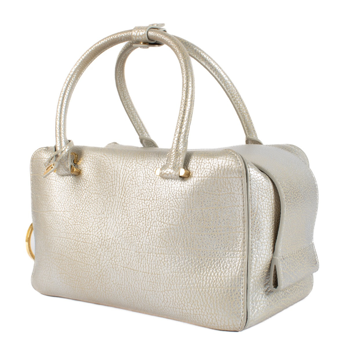 Shop safe online at Labellov in Antwerp, Brussels and Knokke this 100% authentic second hand Delvaux Silver Crispy Calf Coolbox MM Top Handle. Koop veilig online authentieke tweedehands Delvaux Silver Crispy Calf Coolbox MM Top Handle.