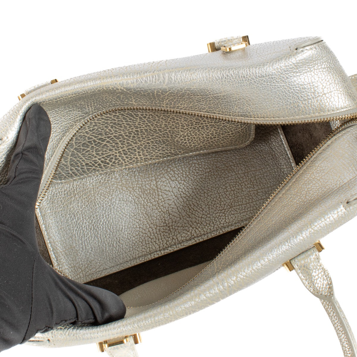 Shop safe online at Labellov in Antwerp, Brussels and Knokke this 100% authentic second hand Delvaux Silver Crispy Calf Coolbox MM Top Handle. Koop veilig online authentieke tweedehands Delvaux Silver Crispy Calf Coolbox MM Top Handle.