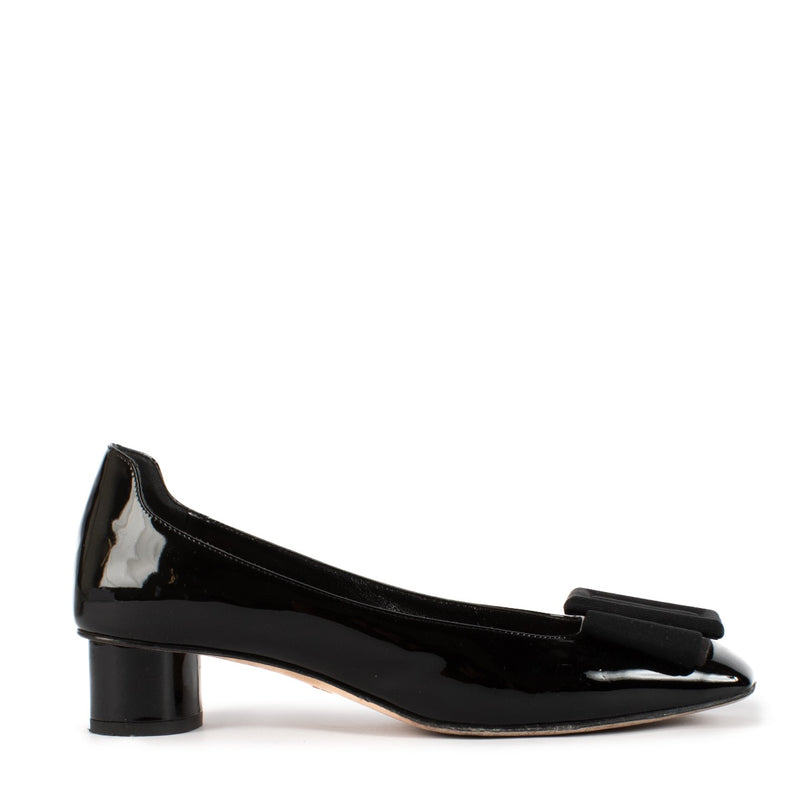 Shop safe online at Labellov in Antwerp, Brussels and Knokke this 100% authentic second hand Christian Dior Black Patent Leather Flats - size 37,5. Koop veilig tweedehands authentieke Christian Dior Black Patent Leather Flats - size 37,5
